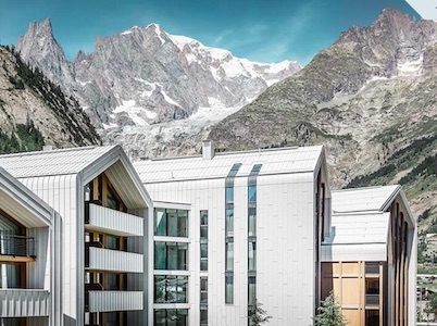 Witte berg voor Courmayeur, aan de voet van de Mont Blanc